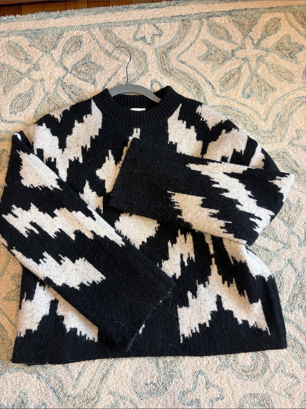 H&M Black and White Patterned Crewneck Sweater